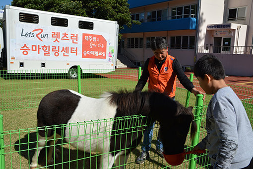 4일 개장하는 렛츠런 승마힐링센터 제주점. 청소년을 대상으로 3 Pick 힐링 강습반과 1-DAY 체험반 프로그램을 운영한다. 사진은 지난해 10월 시범개장 때 모습. 사진제공｜한국마사회