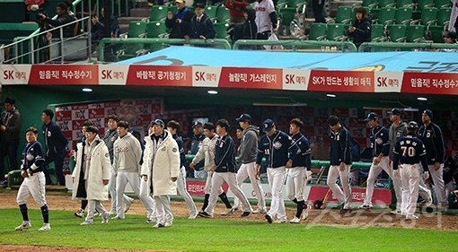 7일 인천 SK행복드림구장에서 열린 ‘2018 신한은행 MY CAR KBO리그 포스트시즌’ 한국시리즈 3차전 SK 와이번스와 두산 베어스의 경기에서 SK가 7-2로 승리하며 시리즈 전적 2승1패로 앞서가게 됐다. 경기 후 두산 선수들이 고개를 떨구며 그라운드로 나오고 있다. 인천｜김진환 기자 kwangshin00@donga.com