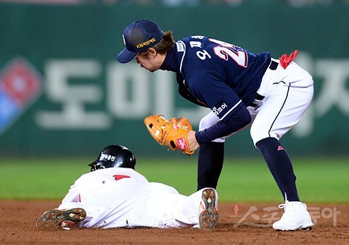 7일 인천 SK행복드림구장에서 ‘2018 신한은행 마이카 KBO리그’ SK 와이번스와 두산 베어스의 한국시리즈 3차전 경기가 열렸다. 2회말 1사 1루에서 SK 강승호 타석 때 1루 주자 김성현이 2루 도루를 시도했으나 두산 오재원(오른쪽)에게 태그 아웃되고 있다. 인천｜김민성 기자 marineboy@donga.com