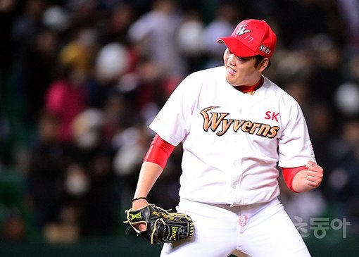SK 와이번스 김태훈은 두산 베어스와 한국시리즈(KS) 1∼5차전에서 3경기 5.2이닝 동안 무실점을 기록하며 1승 2홀드를 올렸다. 구원 투수로 2005년과 2011년 두 차례나 KS MVP에 올랐던 오승환(당시 삼성 라이온즈)이 떠오르는 맹활약이다. 스포츠동아DB