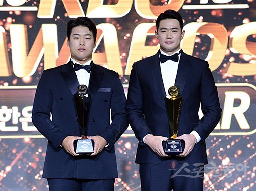 올 시즌 최고의 활약을 펼친 KBO 최우수선수(MVP)와 최우수신인선수를 선정하는 ‘2018 신한은행 MY CAR KBO 시상식’이 19일 르메르디앙 서울에서 열렸다. KBO리그 MVP 선정된 두산 김재환과 신인상 kt 강백호(왼쪽)가 기념촬영을 하고 있다. 김종원 기자 won@donga.com