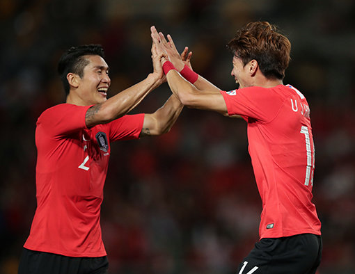 한국축구가 2018년 마지막 A매치를 완승으로 장식했다. 축구국가대표팀은 20일(한국시간) 호주 브리즈번 퀸즐랜드 스포츠 
육상센터에서 열린 우즈베키스탄과의 경기에서 4-0으로 승리했다. 두 번째 골을 합작한 황의조(오른쪽)와 이용이 하이파이브 하며 
기쁨하고 있다. 사진제공｜대한축구협회