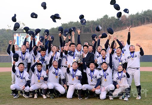 기장군이 주최하고 (주)오투에스앤엠과 부산광역시야구소프트볼협회, 스포츠동아가 주관하는 ‘2018 기장 국제야구 대축제’가 30일 부산시 기장군 기장현대차드림볼파크에서 열렸다. 고등부 결승 대구고와 개성고 경기에서 9-0 승리를 거두며 우승을 차지한 대구고 선수들이 기념촬영을 하고 있다. 기장｜김종원 기자 won@donga.com