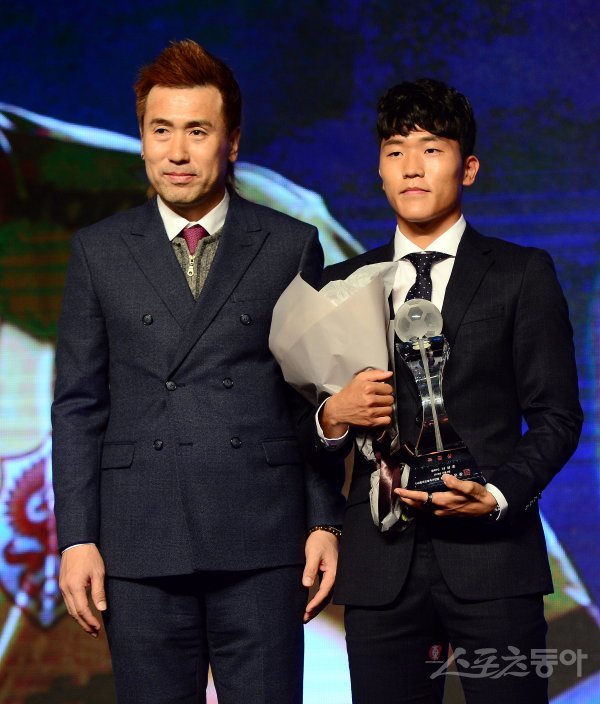 3일 서울 홍은동 그랜드힐튼호텔에서 ‘KEB하나은행 K리그 대상 2018’ 시상식이 열렸다. K리그 2 최다 득점상을 수상한 나상호가 김병지와 기념촬영을 하고 있다. 

김민성 기자 marineboy@donga.com