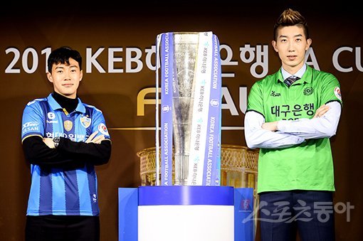 3일 서울 신문로 축구회관에서 ‘2018 KEB하나은행 FA CUP’ 결승 미디어데이가 열렸다. 울산 현대 한승규(왼쪽)와 대구FC 조현우가 FA컵 우승 트로피를 사이에 두고 포토타임을 갖고 있다. 김진환 기자 kwangshin00@donga.com