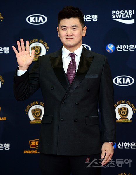 10일 서울 코엑스에서 열린 ‘2018 골든글러브 시상식’에 참석한 두산 최주환이 카메라를 향해 포즈를 취하고 있다. 김민성 기자 marineboy@donga.com