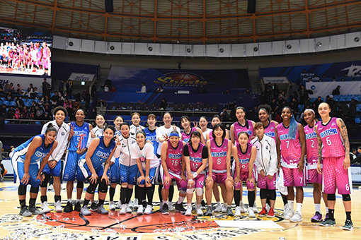 2018-2019 WKBL 올스타전이 내년 1월 6일 장충체육관에서 열린다. 장충체육관은 2002년 여자농구 최초로 열린 올스타전을 시작으로 2005년까지 올스타전이 열렸던 추억의 장소다. 사진은 지난 시즌 인천 도원체육관에서 열렸던 올스타전 참가선수들. 사진제공|WKBL