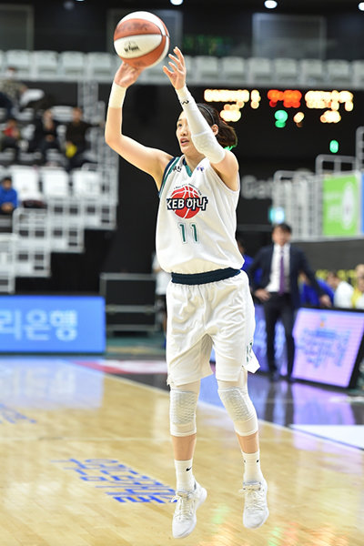 14일 서수원 칠보체육관에서 ‘우리은행 2018~2019 여자프로농구’ 정규리그 원정경기가 열렸다. KEB하나은행 강이슬이 활약을 하여 84-66으로 승리를 거뒀다. 사진제공|WKBL