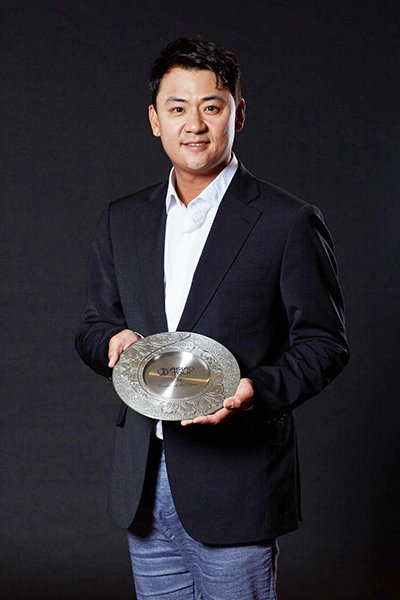 박상현이 2018년 아시안 투어 신인왕에 오르며 값진 유종의 미를 거뒀다. 생애 처음으로 받은 신인왕 트로피를 들며 웃고 있는 박상현. 사진출처|아시안 투어 홈페이지