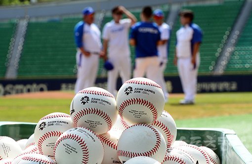 KBO는 최근 공인구 규격 변경을 확정했다. 반발계수를 낮추는 것이 주 내용이다. 타구가 멀리 날아가지 않았던 2018자카르타-팔렘방아시안게임 공인구의 경우를 떠올리면, 리그에서 사용하는 공인구의 반발계수를 낮추면 한국야구의 국제 경쟁력도 높아질 수 있다는 평가다. 스포츠동아DB