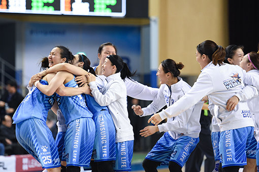 여자프로농구 삼성생명은 19일 현재 최근 5연승 포함, 8승5패(3위)를 기록하면서 상승세를 타고 있다. 삼성생명 선수들이 15일 신한은행전에서 20점차 역전승을 거둔 뒤 기뻐하고 있다. 삼성생명은 최근 국내선수들의 경기력이 몰라보게 좋아졌다. 사진제공｜WKBL