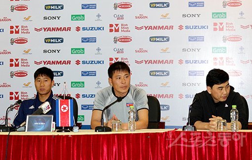 북한축구대표팀 김영준 감독(가운데)과 공격수 정일관(맨 왼쪽)이 24일 베트남 하노이 미딘지구에 위치한 베트남축구협회 대회의실에서 열린 친선전 공식 기자회견에 참석해 취재진과 대화를 나누고 있다. 하노이(베트남)| 남장현 기자 yoshike3@donga.com