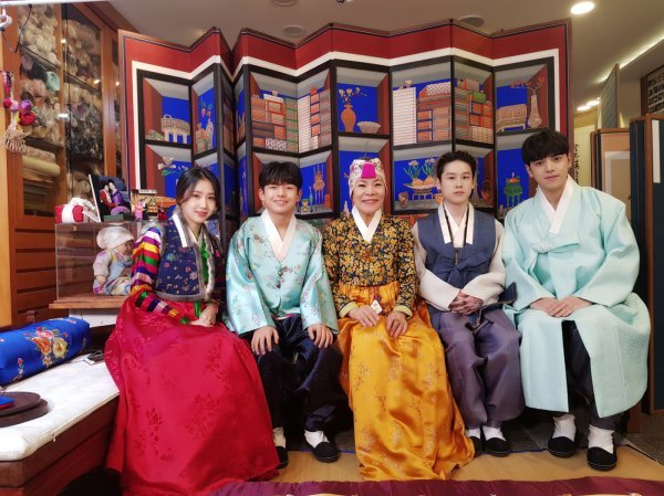 왼쪽 가수 이츠, 배우 왕석현, 한복연구가 박술녀, 가수 짱유, 가수 고승형