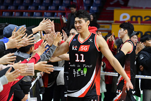 홈경기 승리 후 팬들과 승리의 하이파이브를 나누고 있는 부산 KT 양홍석. 사진제공｜KBL