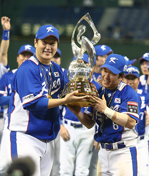 올해 11월 열릴 2019 WBSC(세계야구소프트볼연맹) 프리미어 12에서 한국야구는 명예와 실리를 모두 챙길 수 있을까. 한국은 4년 전 초대 대회 챔피언이었다. 당시 결승전 직후 이대호(왼쪽)와 정근우가 우승트로피를 들어올리며 환호하던 모습이 여전히 생생하다. 사진제공｜스포츠코리아