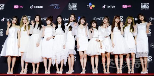 걸그룹 아이즈원이 신인답지 않은 기세로 국내를 넘어 일본까지 활동 영역을 넓히고 있다. 사진은 지난해 12월 열린 MAMA 레드카펫에 선 모습. 스포츠동아DB