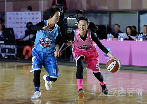 6일 서울 장충체육관에서 ‘2018-2019 여자프로농구 올스타전’이 열렸다. 핑크스타와 블루스타의 3×3 경기에서 핑크스타 이미선(오른쪽)이 블루스타 김영옥의 수비를 제치며 돌파하고 있다. 장충｜김민성 기자 marineboy@donga.com