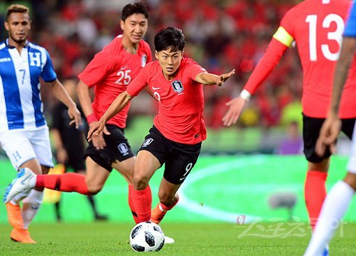 한국 남자 축구대표팀 이승우(가운데). 스포츠동아DB