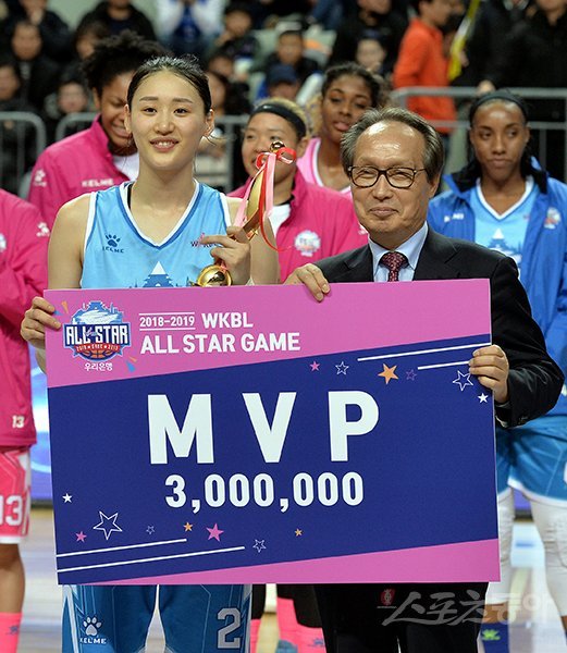 6일 서울 장충체육관에서 ‘2018-2019 여자프로농구 올스타전’이 열렸다. MVP를 수상한 블루스타 강이슬이 이병완 WKBL 총재와 기념촬영을 하고 있다. 장충|김민성 기자 marineboy@donga.com
