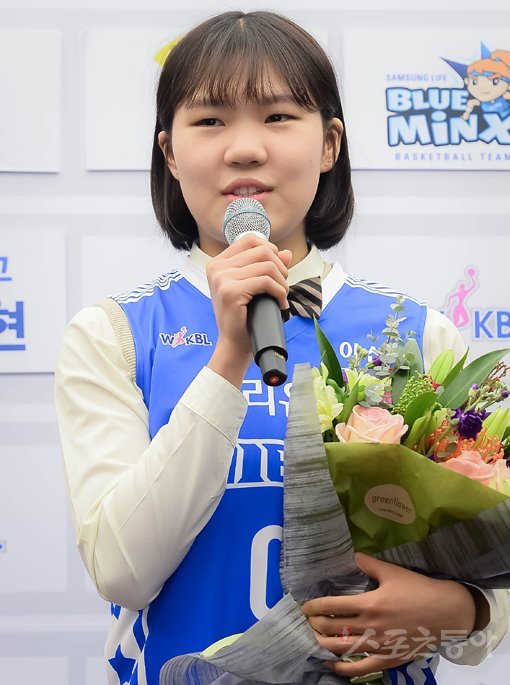 8일 서울 중구 소공로 우리은행 본점에서 2018-2019 WKBL 신입선수 선발회가 열렸다. 1라운드 1순위로 우리은행에 뽑힌 숭의여고 박지현이 소감을 밝히고 있다. 김진환 기자 kwangshin00@donga.com