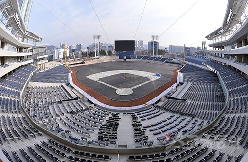 8일 경남 창원시 창원NC파크가 완공을 눈 앞에 두고 있다. 옛 마산종합운동장 자리에 착공한 창원NC파크는 지하 1층, 지상 4층에 2만 2천석 규모로 현재 91%공정률을 보이고 있다. 창원｜김민성 기자 marineboy@donga.com