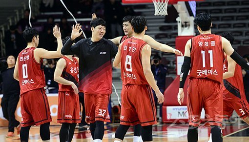 8일 안양실내체육관에서 열린 ‘2018-2019 SKT 5GX 프로농구’ 전주 KCC와 안양 KGC인삼공사 경기에서 89-78 승리를 거둔 KGC 선수들이 기뻐하고 있다. 안양|김종원 기자 won@donga.com