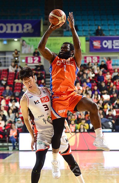 9일 인천삼산월드체육관에서 열린 ‘2018-2019 SKT 5GX 프로농구’ 부산 KT와 인천 전자랜드 경기에서 전자랜드 팟츠(오른쪽)가 3점슛을 성공시키며 추가 자유투까지 얻어내고 있다. 인천|김종원 기자 won@donga.com