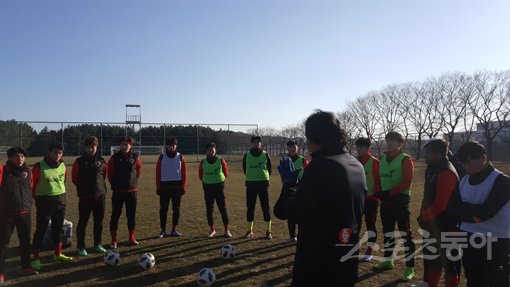 포항 최순호 감독(가운데)이 11일 송라클럽하우스에서 동계훈련을 지휘하던 도중 선수단을 불러놓고 이야기를 하고 있다. 포항｜고봉준 기자 shutout@donga.com