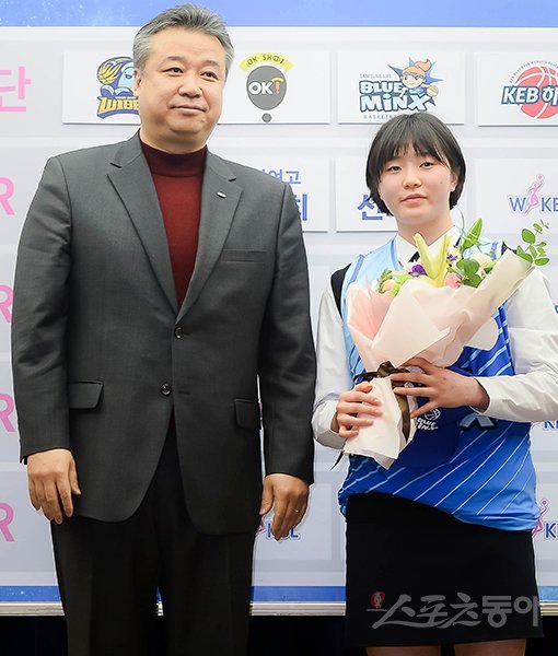 지난 8일 서울 중구 소공로 우리은행 본점에서 ‘2018-2019 WKBL 신입선수 선발회’가 열렸다. 1라운드 3순위로 삼성생명에 뽑힌 온양여고 신이슬이 임근배 감독(왼쪽)과 기념촬영을 하고 있다. 스포츠동아DB