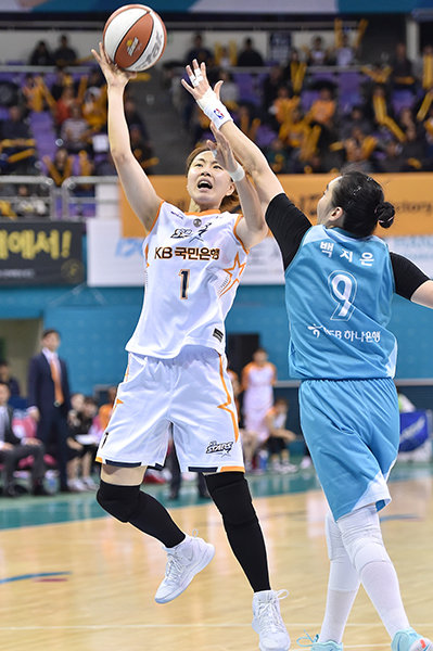 청주 KB스타즈 염윤아(왼쪽). 사진제공｜WKBL