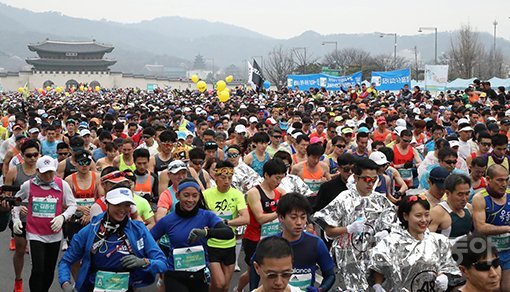 ‘2019 서울국제마라톤대회’ 겸 ‘제90회 동아마라톤대회’가 올 3월 17일 서울 일원(광화문광장~잠실올림픽주경기장)에서 펼쳐진다. 14일까지 참가 신청자가 2만 명을 훌쩍 돌파했을 만큼 호응이 뜨겁다. 사진은 지난해 대회 장면. 스포츠동아DB