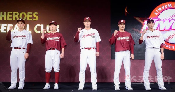 15일 서울 종로구 당주동 포시즌스 호텔 그랜드 볼룸에서 키움 히어로즈의 출범식이 열렸다. 키움히어로즈 최원태, 서건창, 박병호, 김하성, 이정후(왼쪽부터)가 새로운 디자인의 유니폼을 공개하고 있다. 김진환 기자 kwangshin00@donga.com