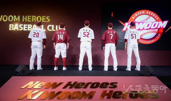 15일 서울 종로구 당주동 포시즌스 호텔 그랜드 볼룸에서 키움 히어로즈의 출범식이 열렸다. 키움히어로즈 최원태, 서건창, 박병호, 김하성, 이정후(왼쪽부터)가 새로운 디자인의 유니폼을 공개하고 있다. 김진환 기자 kwangshin00@donga.com