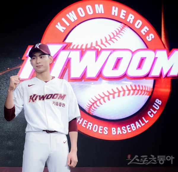 15일 서울 종로구 당주동 포시즌스 호텔 그랜드 볼룸에서 키움 히어로즈의 출범식이 열렸다. 키움 히어로즈 이정후가 포즈를 취하고 있다. 김진환 기자 kwangshin00@donga.com