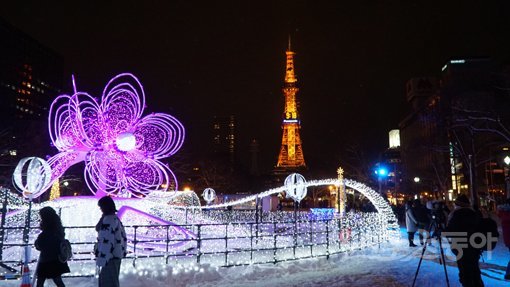 겨울 일루미네이션으로 화사하게 장식한 삿포로 오도리 공원과 도시의 심볼 중 하나인 TV탑. 홋카이도|김재범 기자 oldfield@donga.com
