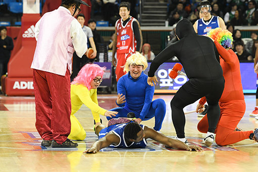 ‘2018∼2019 SKT 5GX 프로농구 올스타전’이 20일 창원체육관에서 열린다. □1 지난해 올스타전에서 디온테 버튼(가운데)이 벌칙으로 엉덩이를 맞고 있는 모습. 사진제공|KBL