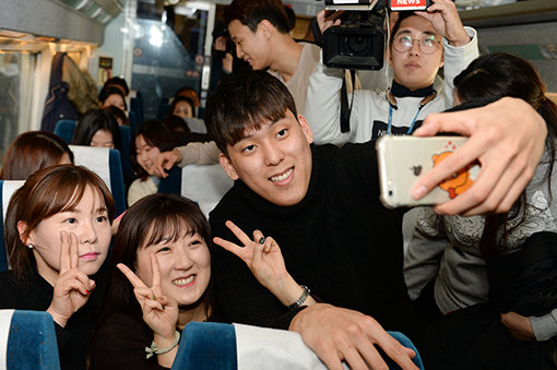 24명의 올스타선수들은 19일 팬들과 함께 창원행 열차에 몸을 싣는다. 2년 전 부산 기차여행길에서 팬들과 사진을 찍고 있는 최준용(왼쪽 세번째). 사진제공|KBL