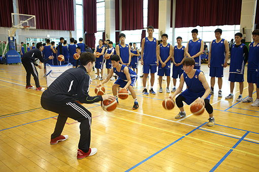 올스타 선수들은 2년 전(사진)처럼 19일 창원체육관 보조경기장에서 창원의 중·고교 선수들을 대상으로 한 클리닉을 진행할 예정이다. 사진제공|KBL