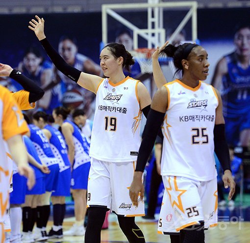 21일 아산 이순신체육관에서 열린 ‘우리은행 2018-2019 여자 프로농구’ 청주 KB스타즈와 아산 우리은행 경기에서 KB스타즈 박지수(왼쪽)가 승리를 거둔 후 팬들에게 손을 흔들고 있다. 아산｜김종원 기자 won@donga.com