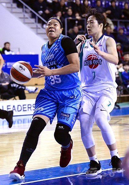 23일 용인실내체육관에서 열린 ‘우리은행 2018-2019 여자 프로농구‘ KEB하나와 삼성생명 경기에서 삼성생명 김한별(왼쪽)이 KEB하나 고아라의 수비를 뚫고 골밑을 공격하고 있다. 용인|김종원 기자 won@donga.com