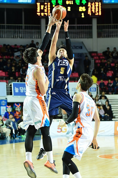 전주 KCC 이정현(가운데). 사진제공｜KBL