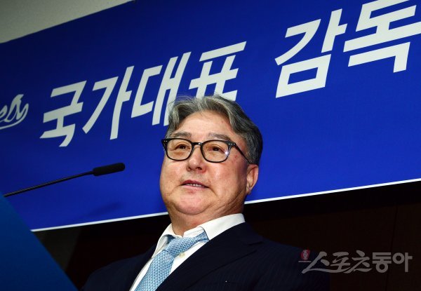 28일 서울 도곡동 한국야구회관에서 야구 국가대표 감독 선임 기자회견이 열렸다. 국가대표 감독에 선임된 김경문 감독이 소감을 밝히고 있다. 김민성 기자 marineboy@donga.com