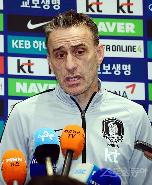 지난 25일 2019 아시아축구연맹 아시안컵 8강전에서 카타르에 0-1로 패한 한국 축구대표팀이 28일 인천국제공항을 통해 귀국했다. 축구대표팀 벤투 감독이 인터뷰를 하고 있다. 인천국제공항|김민성 기자 marineboy@donga.com