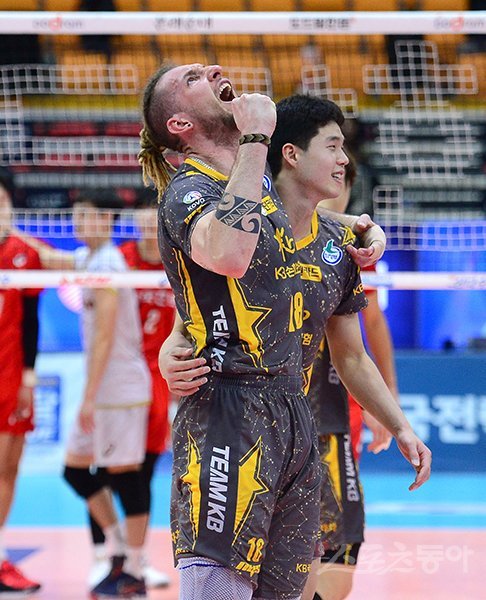 28일 수원실내체육관에서 열린 ‘2017-18 도드람 V리그’ 남자부 KB손해보험과 한국전력 경기에서 세트스코어 3-2 승리를 거둔 후 트리플크라운을 달성한 KB손해보험 펠리페(왼쪽)가 환호하고 있다. 수원|김종원 기자 won@donga.com