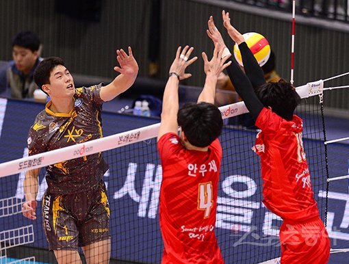 28일 수원실내체육관에서 열린 ‘2017-18 도드람 V리그’ 남자부 KB손해보험과 한국전력 경기에서 KB손해보험 정동근(맨 왼쪽)이 한국전력의 블로킹 사이로 스파이크를 날리고 있다. 수원|김종원 기자 won@donga.com
