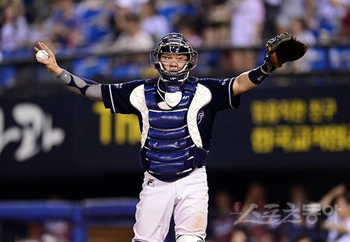 두산 베어스 포수 박세혁은 올 시즌을 앞두고 NC 다이노스로 이적한 양의지의 공백을 메워야 한다. 주전의 무게를 견뎌야 하는 올 시즌 그에게는 당분간 따뜻한 시선이 필요하다. 스포츠동아DB