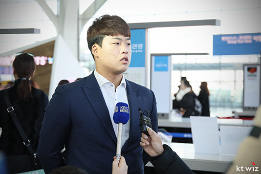 KT 위즈 강백호가 29일 인천국제공항에서 스프링캠프 출국을 앞두고 취재진과 인터뷰를 하고 있다. 강백호는 투타 겸업에 대해 “타자 강백호로 봐주셨으면 좋겠다”는 솔직한 속내를 드러냈다. 사진제공|KT 위즈