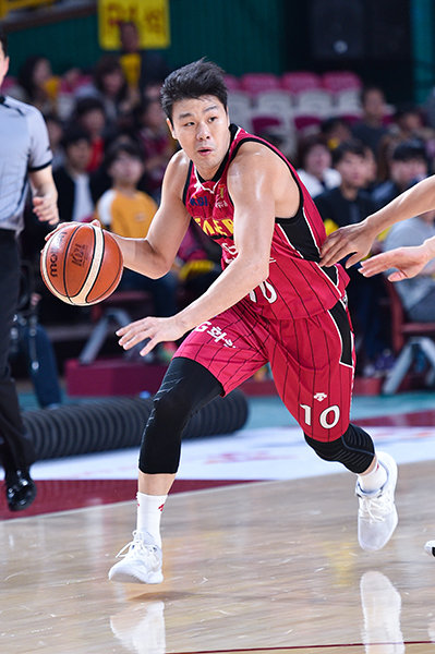 황금돼지해를 맞은 ‘돼지띠’ 조성민의 올해 꿈은 프로 생애 첫 우승이다. 창원 LG에서 베테랑의 존재감을 뽐내고 있는 조성민은 “황금돼지의 해인만큼 나에게도 복이 깃들었으면 한다”고 소박한 바람을 말했다. 사진제공｜KBL