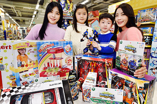 홈플러스 ‘우리아이 완구 선물 대전. 설 명절에 받은 세뱃돈, 보너스, 상품권 소비를 노린 유통업계의 포스트 설 마케팅이 한창이다. 사진제공｜홈플러스