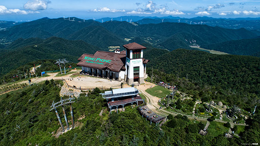 발왕산 정상에 있는 드래곤 캐슬. 사진제공|용평리조트